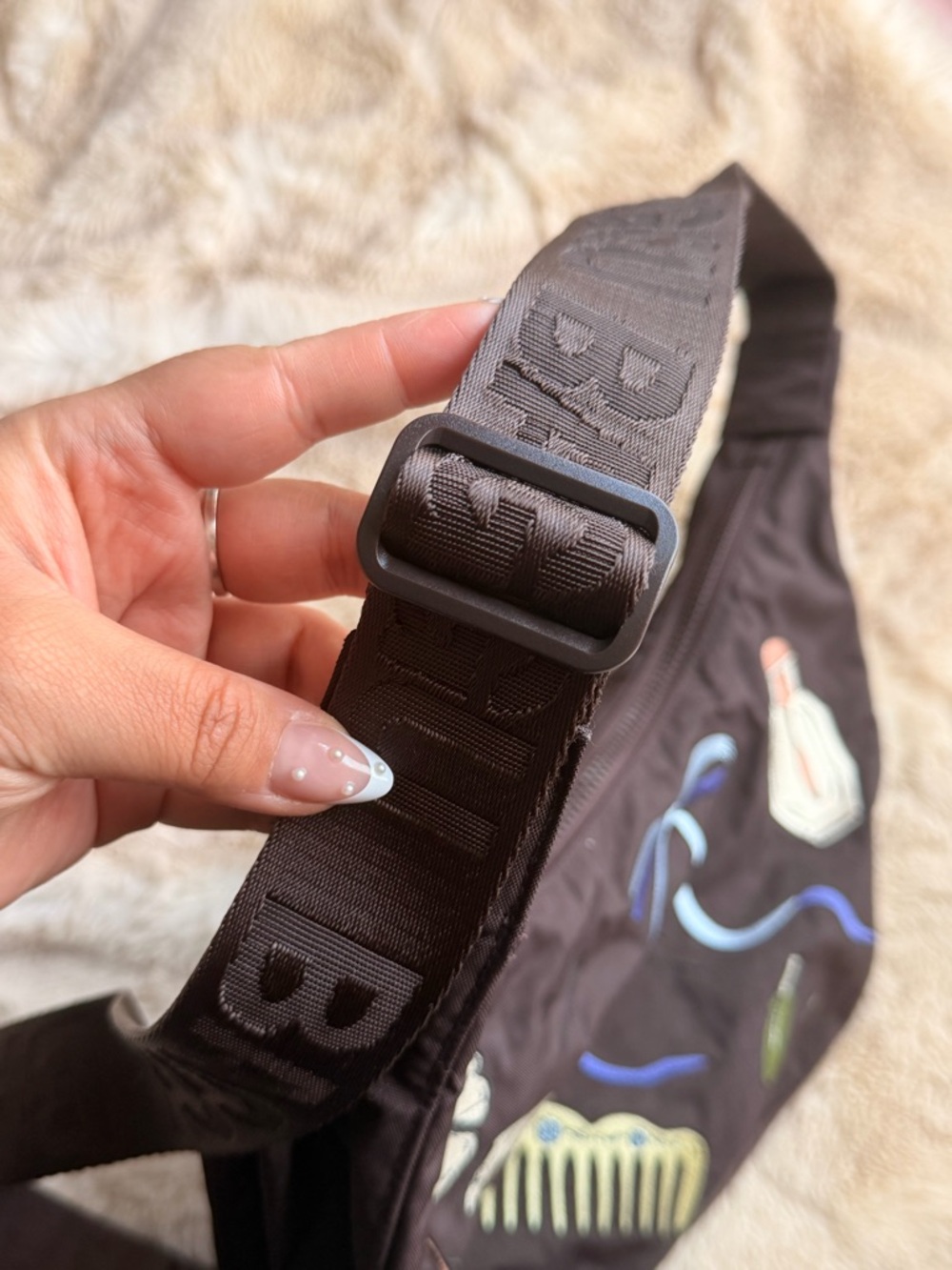 BAGGU Medium Crescent Bag in Get Ready with Me Embroidery - Picture 3 of 6